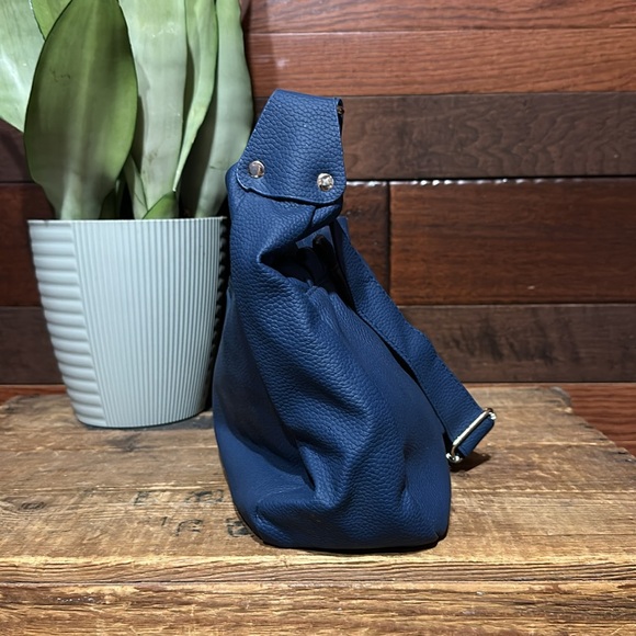 NWOT No Brand Tag Medium Navy Blue Shoulder Bag with Adjustable Strap - Picture 6 of 9